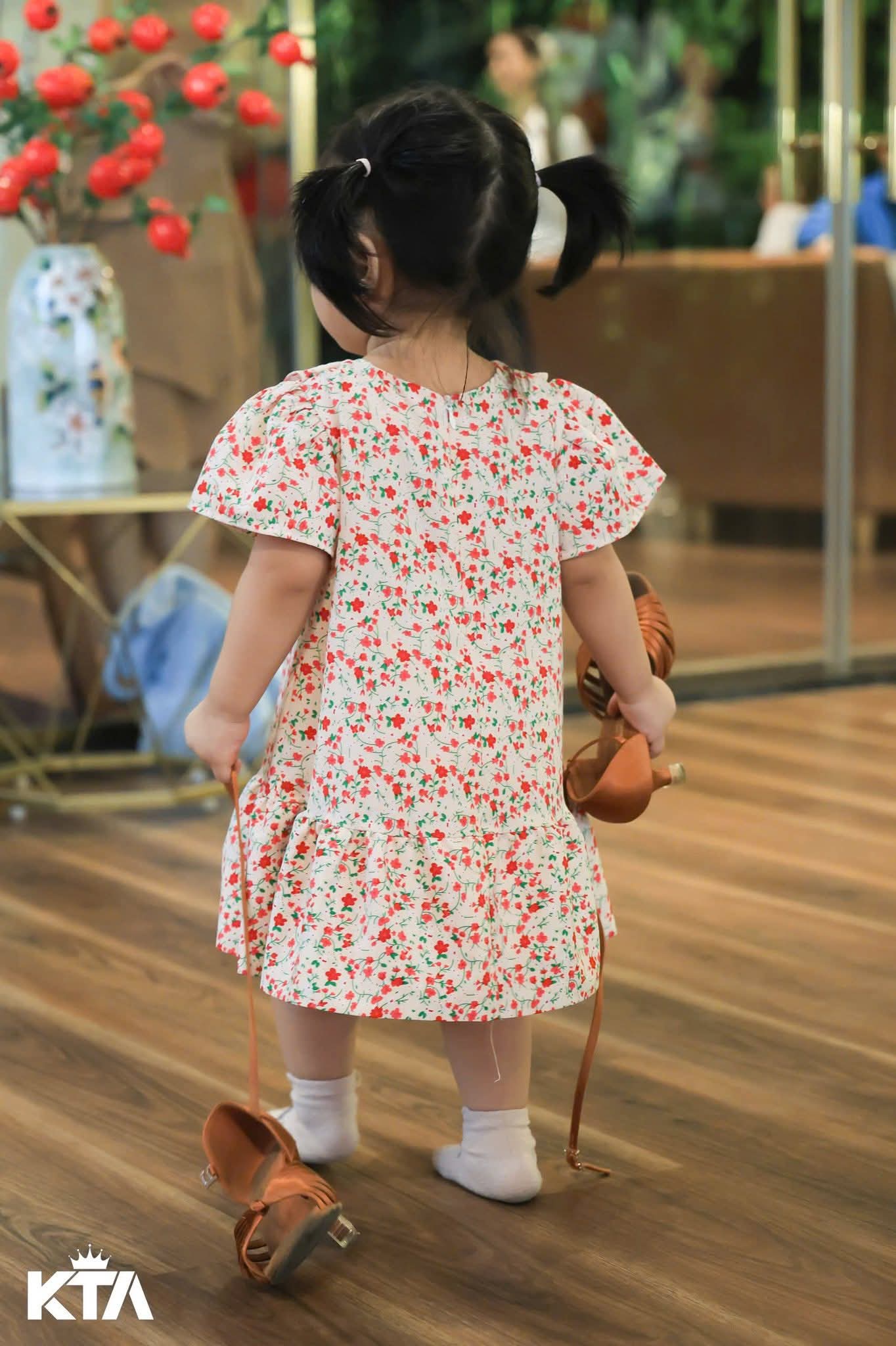 Con gái rượu nhà Phan Hiển Khánh Thi quá xinh yêu nhưng hội các mẹ cười ngất với thứ Lisa kéo xềnh xệch theo sau- Ảnh 3. Con gái rượu nhà Phan Hiển Khánh Thi quá xinh yêu nhưng hội các mẹ cười ngất với thứ Lisa kéo xềnh xệch theo sau- Ảnh 3.