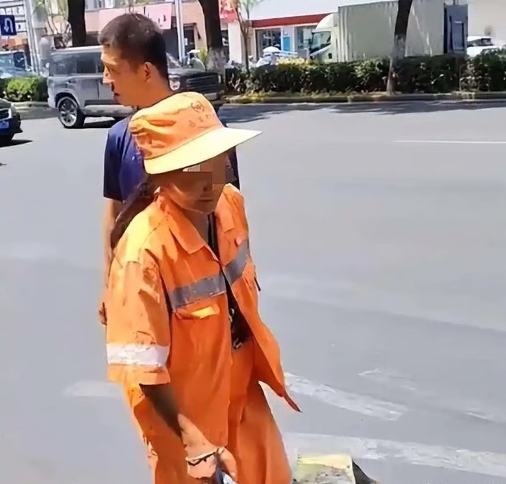 Người mẹ lao công dẫn con trai thiểu năng trí tuệ nhặt rác giữa trời nắng - Ảnh 3.