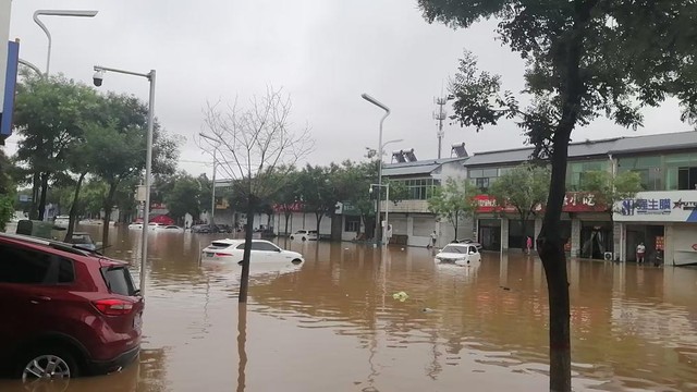 Trận mưa "1 ngày bằng cả năm" tại Trung Quốc: Xe trôi, cầu sập sạt lở, gần 1.700 người phải sơ tán khẩn cấp - Ảnh 1. Trận mưa "1 ngày bằng cả năm" tại Trung Quốc: Xe trôi, cầu sập sạt lở, gần 1.700 người phải sơ tán khẩn cấp - Ảnh 1.