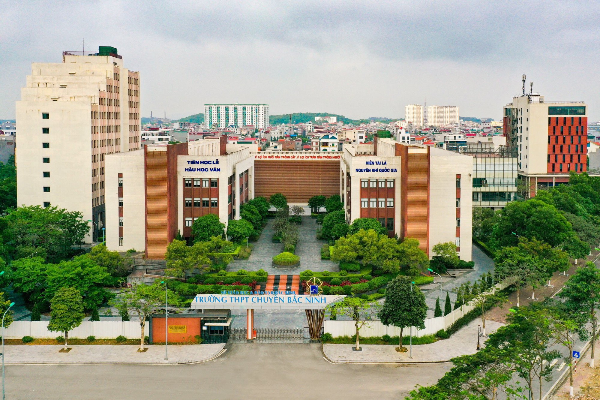 Ngôi trường &quot;đỉnh&quot; nhất lúc này: 3 năm liền có học sinh đạt HCV Olympic Quốc tế, gần như năm nào cũng có Thủ khoa, Á khoa thi ĐH- Ảnh 3.