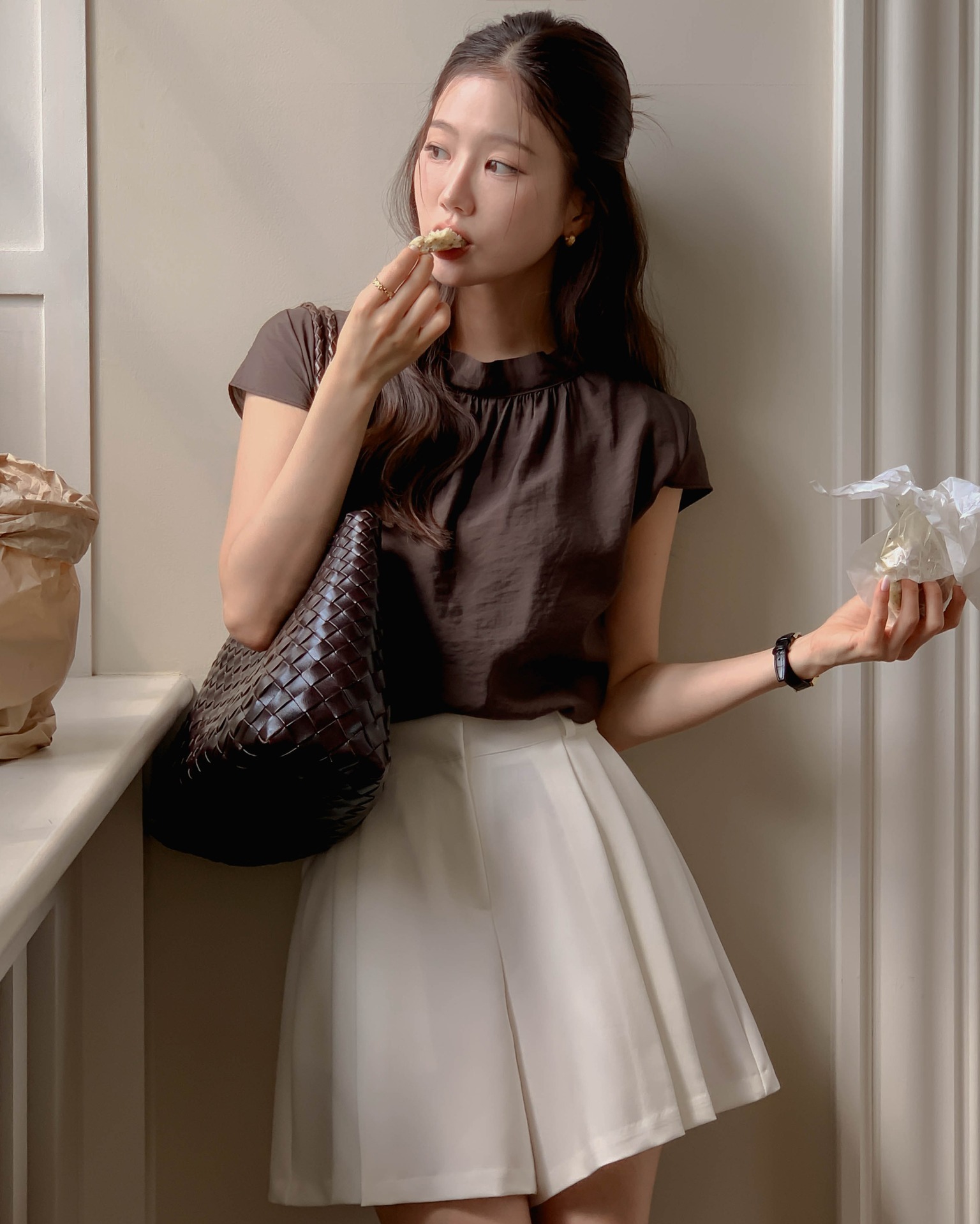 Chưa bao giờ đồ màu nâu hot như bây giờ: 10 cách mặc giúp vẻ ngoài rất sang mà không bị già - Ảnh 6. Chưa bao giờ đồ màu nâu hot như bây giờ: 10 cách mặc giúp vẻ ngoài rất sang mà không bị già - Ảnh 6.