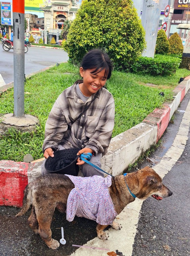 Câu chuyện sau bức ảnh cô bé ăn xin ôm chú chó già ở ngã tư Hàng Xanh - Ảnh 1.