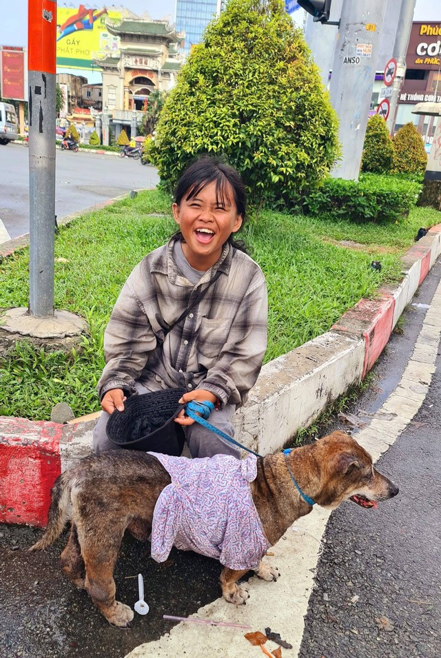 Câu chuyện sau bức ảnh cô bé ăn xin ôm chú chó già ở ngã tư Hàng Xanh - Ảnh 2.