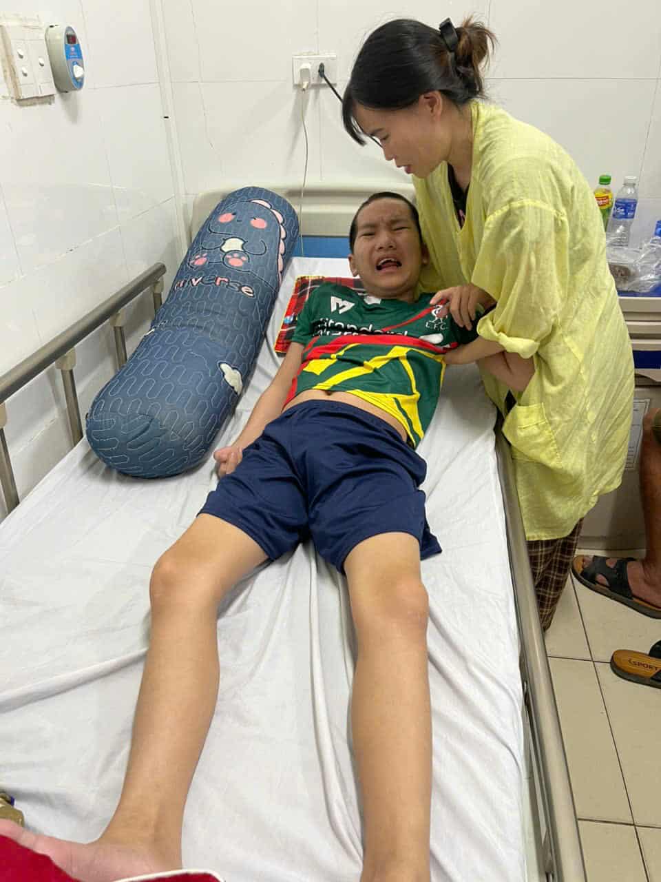 Chung tay giúp đỡ bé trai 14 tuổi bị tai nạn trên đường đi học về- Ảnh 6.