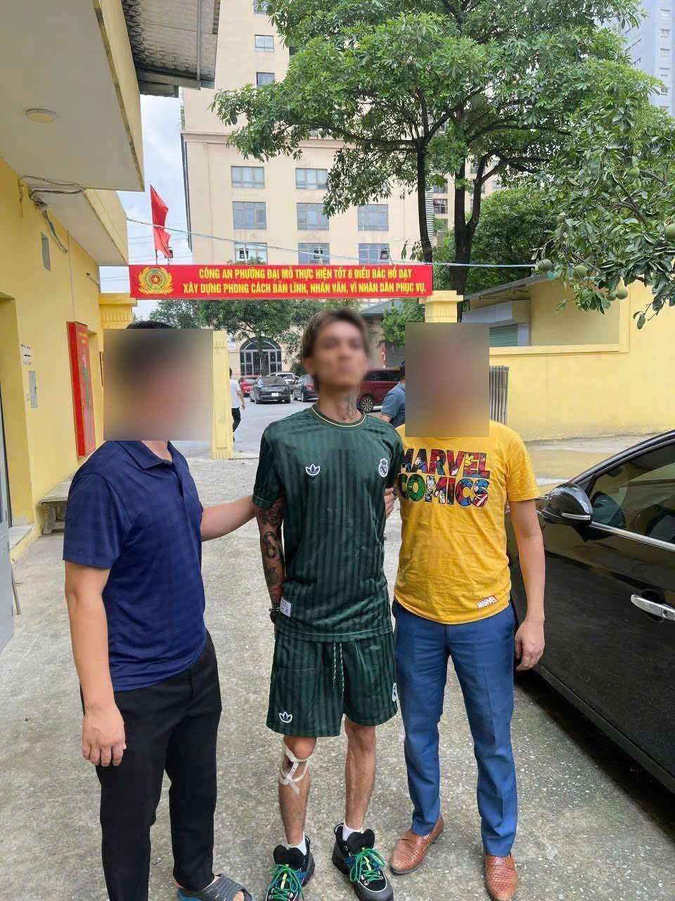 Xôn xao hình ảnh nghi là rapper Bình Gold bị bắt giữ vì cướp taxi ở Hà Nội: Công an nói gì? - Ảnh 1.
