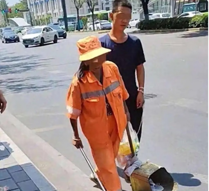 Người mẹ lao công dẫn con trai thiểu năng trí tuệ nhặt rác giữa trời nắng - Ảnh 2.
