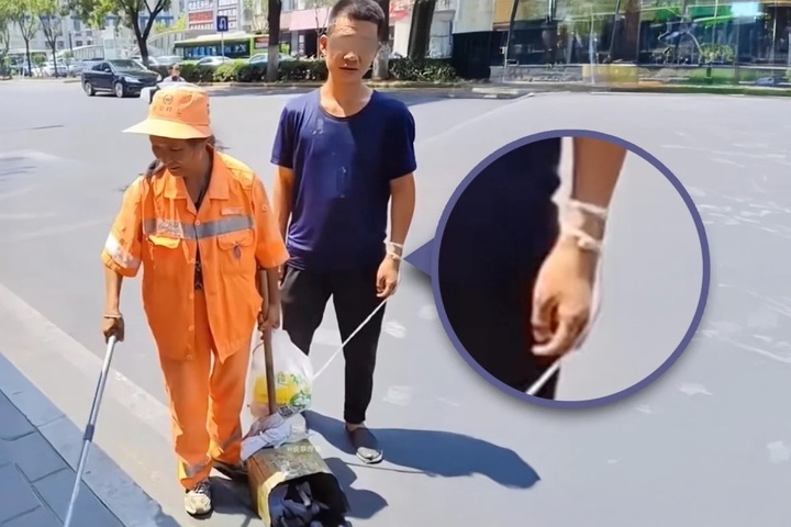 Người mẹ lao công dẫn con trai thiểu năng trí tuệ nhặt rác giữa trời nắng - Ảnh 1.