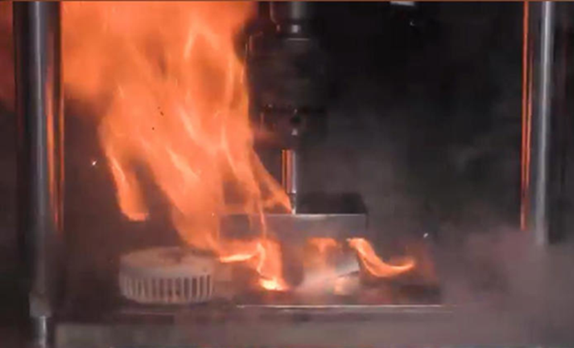 1 người bỏng nặng, 5 người bị thương v&igrave; quạt mini cầm tay ph&aacute;t nổ khi sạc - Ảnh 1.