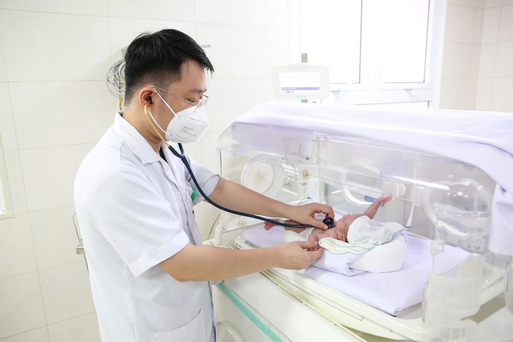 Hành trình 103 ngày nuôi sống bé gái sinh cực non chỉ nặng 550 gram - Ảnh 1.