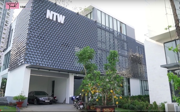 Review biệt thự 800m2 của Ngọc Trinh, MisThy choáng với giá tiền điện/tháng, nhưng có 1 trợ thủ đắc lực h - Ảnh 1. Review biệt thự 800m2 của Ngọc Trinh, MisThy choáng với giá tiền điện/tháng, nhưng có 1 trợ thủ đắc lực h - Ảnh 1.