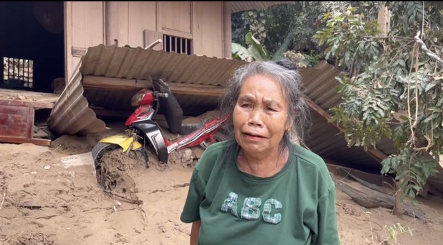 Cảnh tượng hoang tàn ở xã biên giới Nghệ An sau 5 ngày bị lũ cô lập: Bùn đất ngập sát trần nhà, người dân trắng tay vật lộn tìm tài sản - Ảnh 10. Cảnh tượng hoang tàn ở xã biên giới Nghệ An sau 5 ngày bị lũ cô lập: Bùn đất ngập sát trần nhà, người dân trắng tay vật lộn tìm tài sản - Ảnh 10.