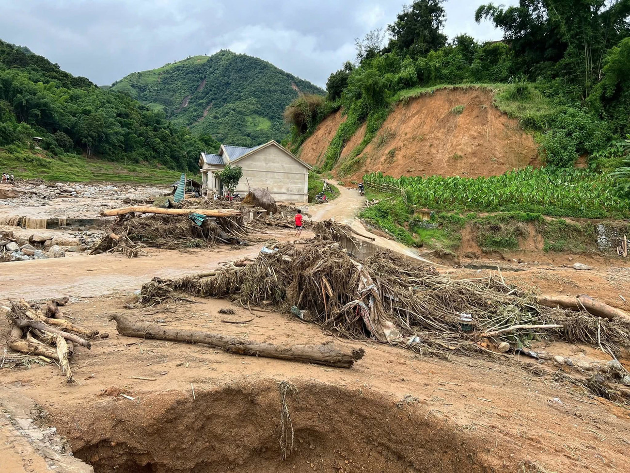 Kinh hoàng lũ quét trong đêm ở Mường Luân: Nhà sập, ô tô trôi, bản làng tan hoang - Ảnh 3. Kinh hoàng lũ quét trong đêm ở Mường Luân: Nhà sập, ô tô trôi, bản làng tan hoang - Ảnh 3.