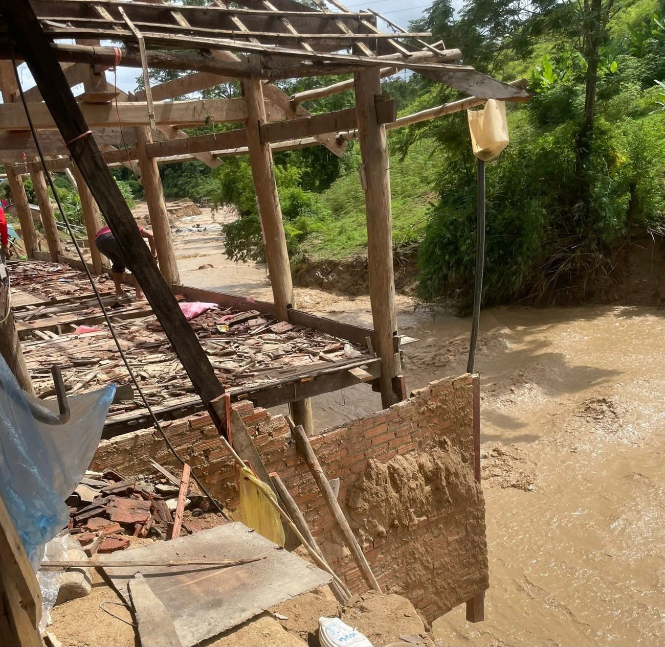 Kinh hoàng lũ quét trong đêm ở Mường Luân: Nhà sập, ô tô trôi, bản làng tan hoang - Ảnh 2. Kinh hoàng lũ quét trong đêm ở Mường Luân: Nhà sập, ô tô trôi, bản làng tan hoang - Ảnh 2.