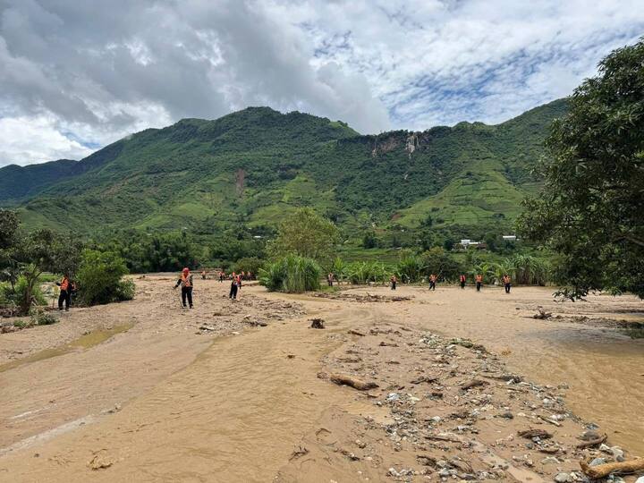 Lũ quét khủng khiếp ở Sơn La: Thêm 2 người mất tích, nhiều nhà bị cuốn trôi - Ảnh 1. Lũ quét khủng khiếp ở Sơn La: Thêm 2 người mất tích, nhiều nhà bị cuốn trôi - Ảnh 1.