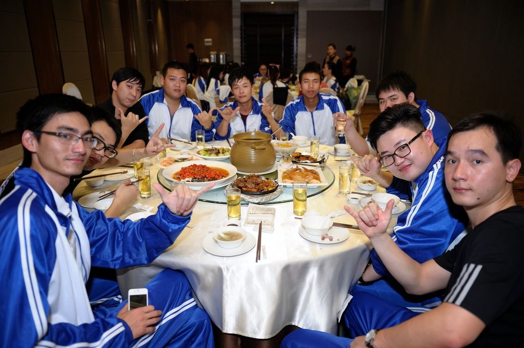 Đi họp lớp, lớp trưởng vô tình nhắc chuyện quá khứ khiến tôi nghe mà run tay, về nhà vội chuyển 5 triệu cho bạn cùng bàn- Ảnh 1. Đi họp lớp, lớp trưởng vô tình nhắc chuyện quá khứ khiến tôi nghe mà run tay, về nhà vội chuyển 5 triệu cho bạn cùng bàn- Ảnh 1.