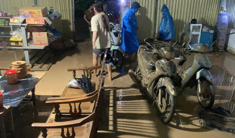 Lũ quét, sạt lở đất khiến 4 người chết và mất tích, 35 hộ ở Sơn La phải di dời khẩn cấp - Ảnh 1. Lũ quét, sạt lở đất khiến 4 người chết và mất tích, 35 hộ ở Sơn La phải di dời khẩn cấp - Ảnh 1.