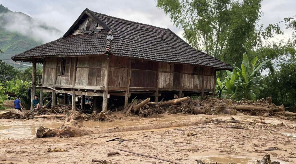 Lũ quét, sạt lở đất khiến 4 người chết và mất tích, 35 hộ ở Sơn La phải di dời khẩn cấp - Ảnh 2. Lũ quét, sạt lở đất khiến 4 người chết và mất tích, 35 hộ ở Sơn La phải di dời khẩn cấp - Ảnh 2.
