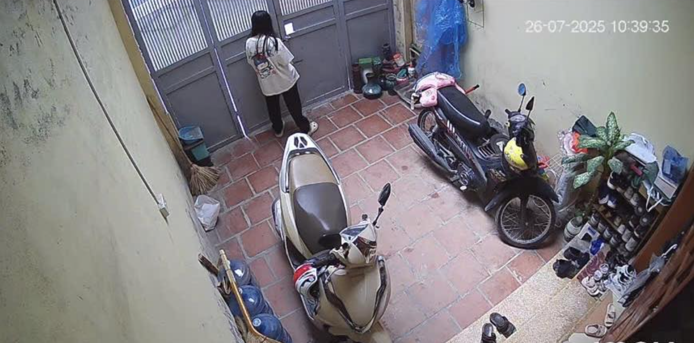 Bé gái 13 tuổi ở Hà Nội bỏ nhà đi sau khi bị bố mắng, gia đình khẩn thiết tìm kiếm - Ảnh 2. Bé gái 13 tuổi ở Hà Nội bỏ nhà đi sau khi bị bố mắng, gia đình khẩn thiết tìm kiếm - Ảnh 2.