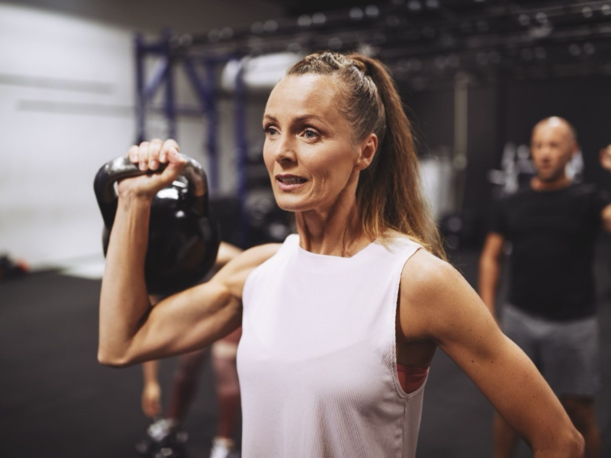 Nếu c&oacute; thể thực hiện 3 động t&aacute;c n&agrave;y ở tuổi 60, chứng tỏ cơ thể bạn khỏe mạnh hơn cả những người 30 tuổi- Ảnh 1.