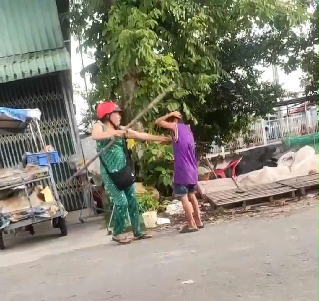 Phẫn nộ cảnh cô ruột đánh cháu dã man vì bán không hết vé số - Ảnh 1. Người phụ nữ ở Cần Thơ đánh cháu ruột dã man vì… bán vé số ế - Ảnh 1.