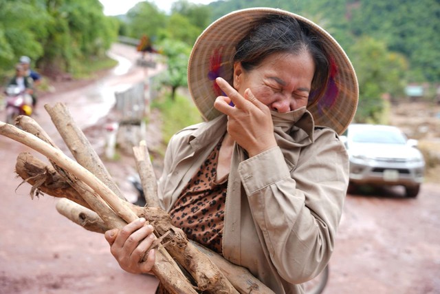 Cảnh tượng hoang tàn ở xã biên giới Nghệ An sau 5 ngày bị lũ cô lập: Bùn đất ngập sát trần nhà, người dân trắng tay vật lộn tìm tài sản - Ảnh 11. Cảnh tượng hoang tàn ở xã biên giới Nghệ An sau 5 ngày bị lũ cô lập: Bùn đất ngập sát trần nhà, người dân trắng tay vật lộn tìm tài sản - Ảnh 11.