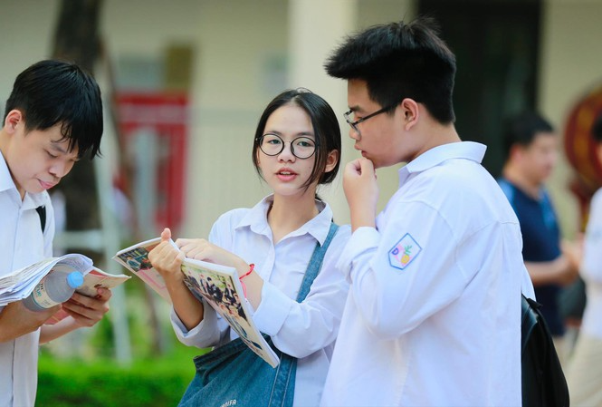 Bẫy tuyển sinh: Điểm sàn thấp nhưng điểm chuẩn lại cao chót vót - Ảnh 1. Bẫy tuyển sinh: Điểm sàn thấp nhưng điểm chuẩn lại cao chót vót - Ảnh 1.