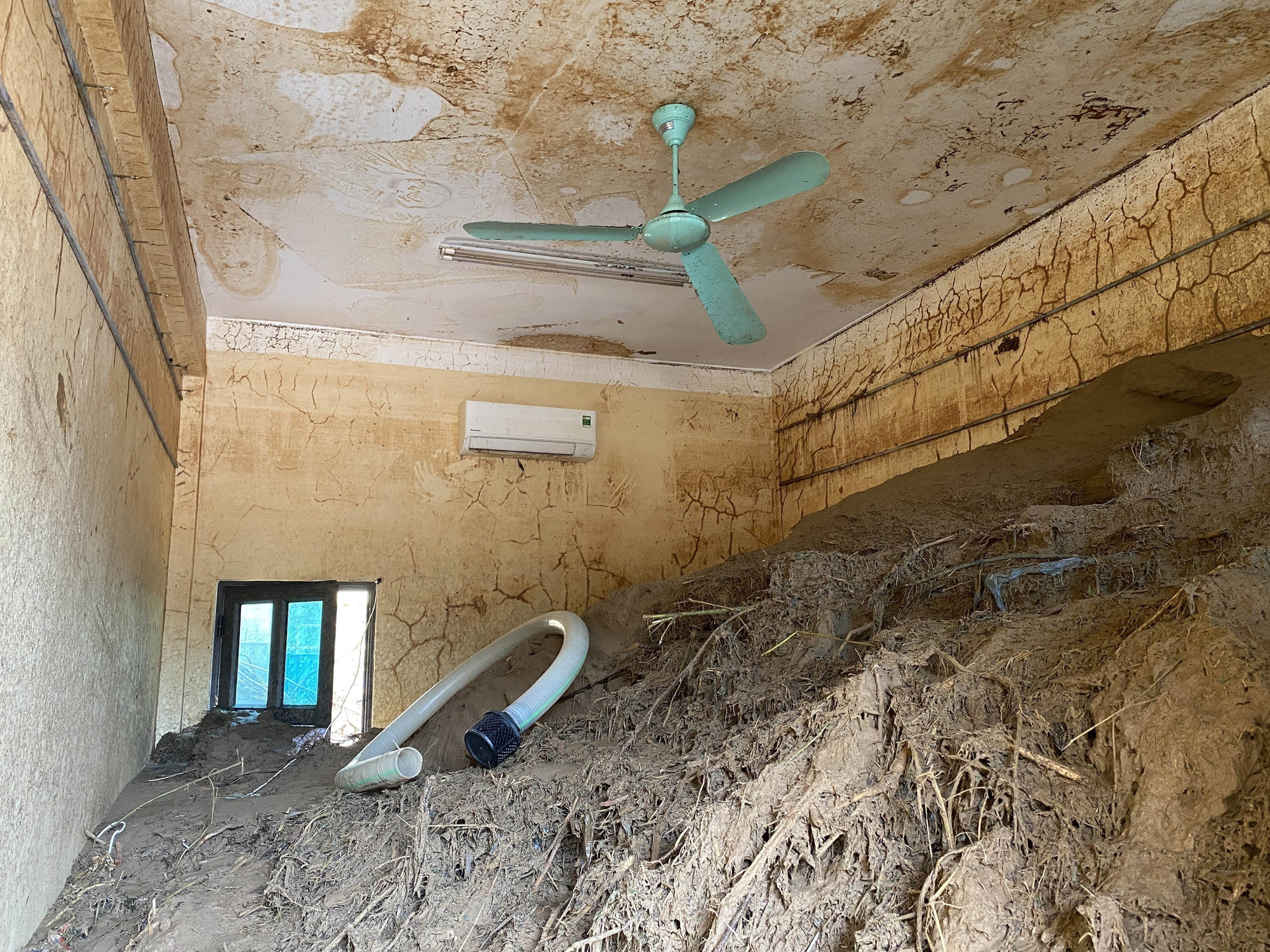 Cảnh tượng hoang tàn ở xã biên giới Nghệ An sau 5 ngày bị lũ cô lập: Bùn đất ngập sát trần nhà, người dân trắng tay vật lộn tìm tài sản - Ảnh 3. Cảnh tượng hoang tàn ở xã biên giới Nghệ An sau 5 ngày bị lũ cô lập: Bùn đất ngập sát trần nhà, người dân trắng tay vật lộn tìm tài sản - Ảnh 3.