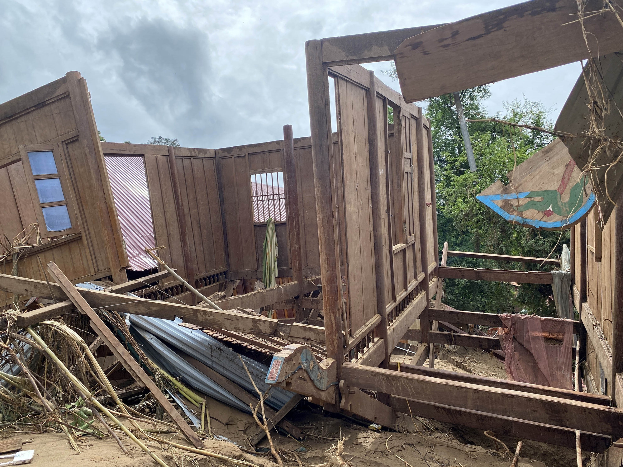 Cảnh tượng hoang tàn ở xã biên giới Nghệ An sau 5 ngày bị lũ cô lập: Bùn đất ngập sát trần nhà, người dân trắng tay vật lộn tìm tài sản - Ảnh 5. Cảnh tượng hoang tàn ở xã biên giới Nghệ An sau 5 ngày bị lũ cô lập: Bùn đất ngập sát trần nhà, người dân trắng tay vật lộn tìm tài sản - Ảnh 5.