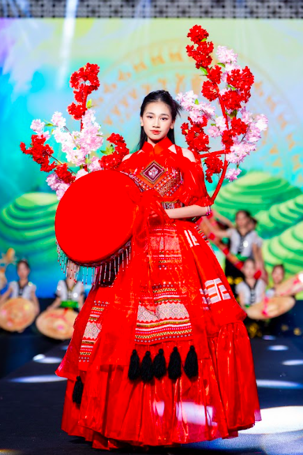 Hoa hậu Biển Việt Nam 2024 Hoài Linh, em bé Xệ hội ngộ hơn 120 mẫu nhí trong sự kiện đặc biệt tại Bảo tàng Hà Nội - Ảnh 4.