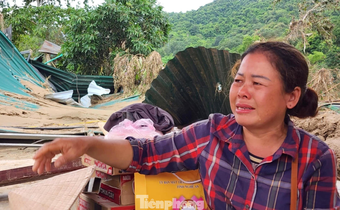 Nhà chìm theo lũ dữ, cô giáo ôm bình oxy chạy thoát trong gang tấc- Ảnh 4. Nhà chìm theo lũ dữ, cô giáo ôm bình oxy chạy thoát trong gang tấc- Ảnh 4.