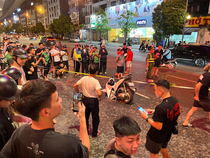 Hà Nội: 'Hố tử thần' xuất hiện sau trận mưa lớn, 'nuốt' xe máy đi đường - Ảnh 2. Hà Nội: 'Hố tử thần' xuất hiện sau trận mưa lớn, 'nuốt' xe máy đi đường - Ảnh 2.