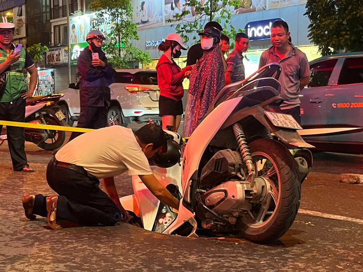 Hà Nội: 'Hố tử thần' xuất hiện sau trận mưa lớn, 'nuốt' xe máy đi đường - Ảnh 3. Hà Nội: 'Hố tử thần' xuất hiện sau trận mưa lớn, 'nuốt' xe máy đi đường - Ảnh 3.