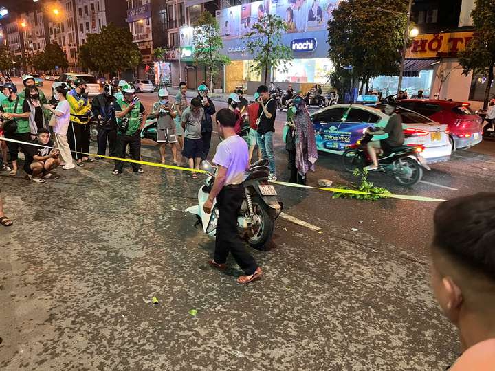Hà Nội: 'Hố tử thần' xuất hiện sau trận mưa lớn, 'nuốt' xe máy đi đường - Ảnh 1. Hà Nội: 'Hố tử thần' xuất hiện sau trận mưa lớn, 'nuốt' xe máy đi đường - Ảnh 1.