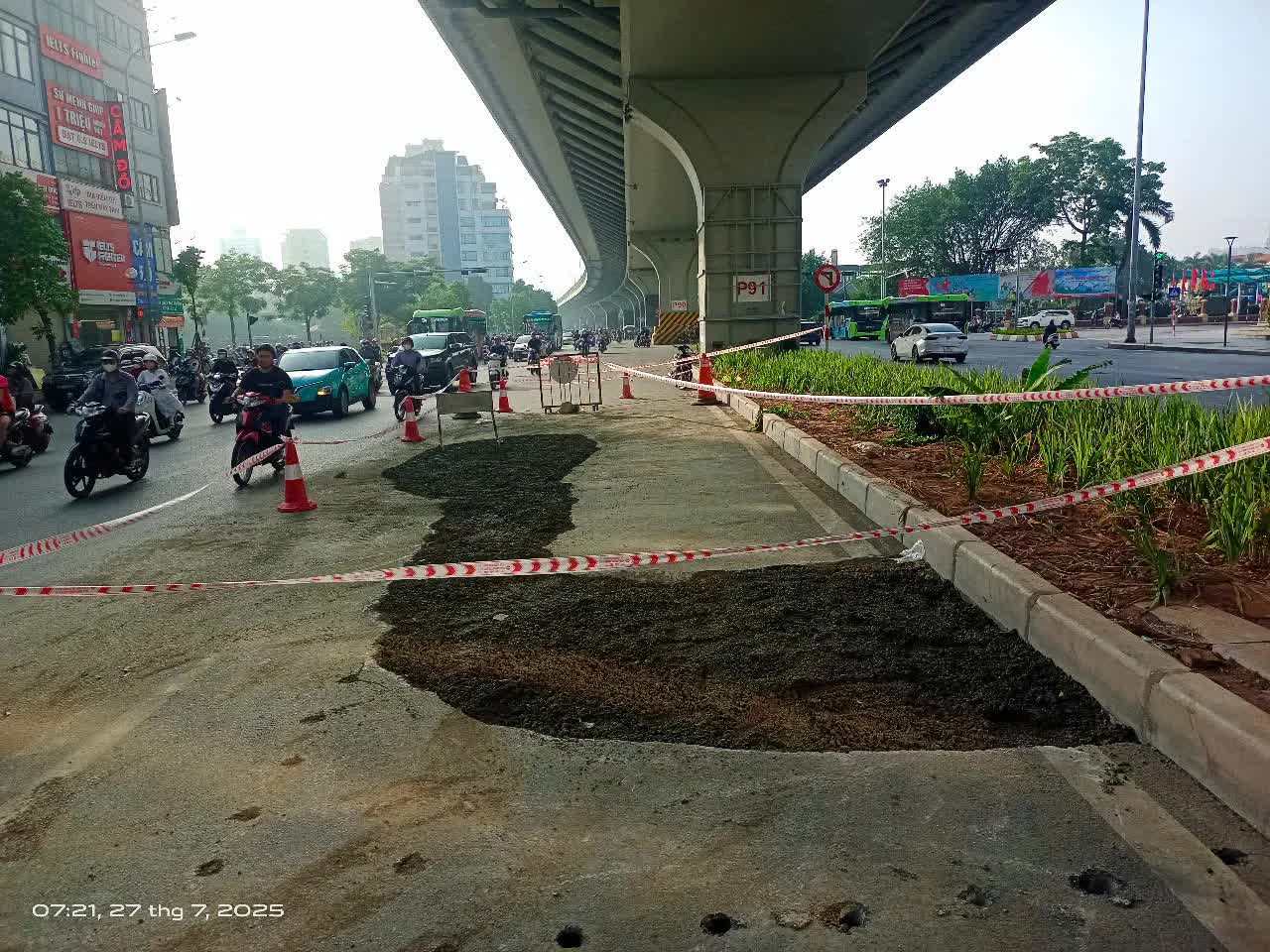 Vụ xe máy sụt “hố tử thần” trên đường Hà Nội: Hé lộ nguyên nhân bất ngờ - Ảnh 2. Vụ xe máy sụt “hố tử thần” trên đường Hà Nội: Hé lộ nguyên nhân bất ngờ - Ảnh 2.