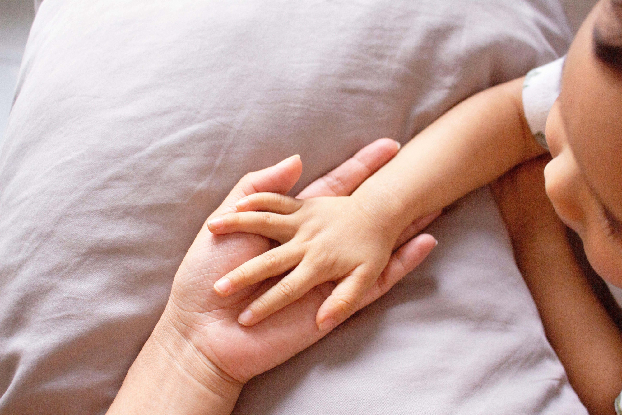 Đừng trang điểm cho con bạn: Ẩn họa đằng sau lớp son phấn tưởng 