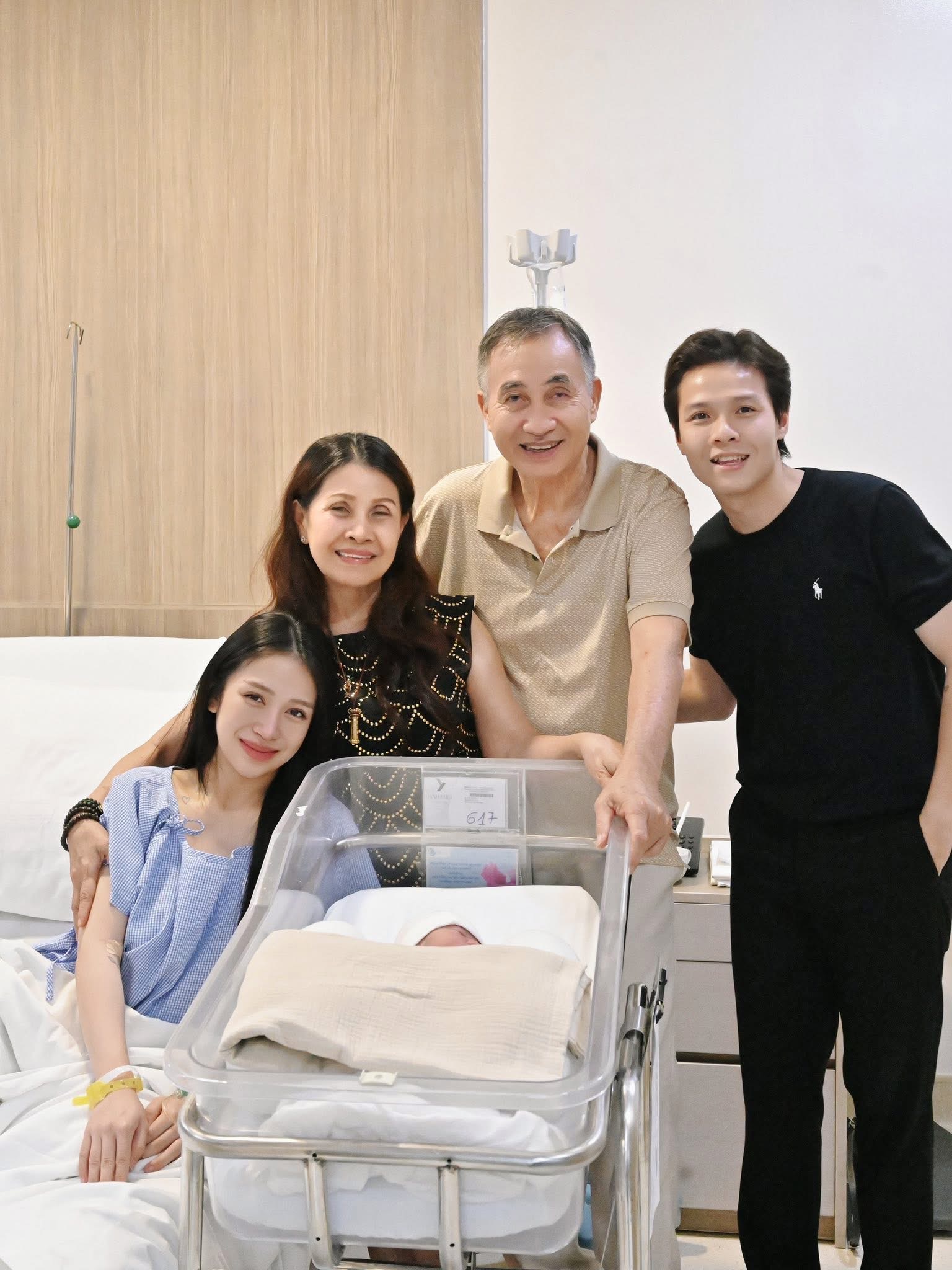 Đại gia Minh Nhựa đưa cả gia đình đến thăm ái nữ mới sinh, một nhân vật xuất hiện trong ảnh gây bất ngờ- Ảnh 2. Đại gia Minh Nhựa đưa cả gia đình đến thăm ái nữ mới sinh, một nhân vật xuất hiện trong ảnh gây bất ngờ- Ảnh 2.