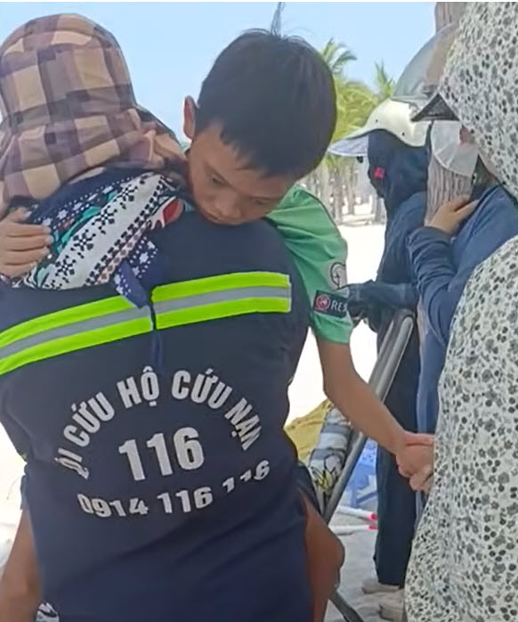 Hiện trường nơi phát hiện thi thể người cha mất tích sau khi cùng con trai đi tắm biển ở Quảng Ninh - Ảnh 2. Hiện trường nơi phát hiện thi thể người cha mất tích sau khi cùng con trai đi tắm biển ở Quảng Ninh - Ảnh 2.