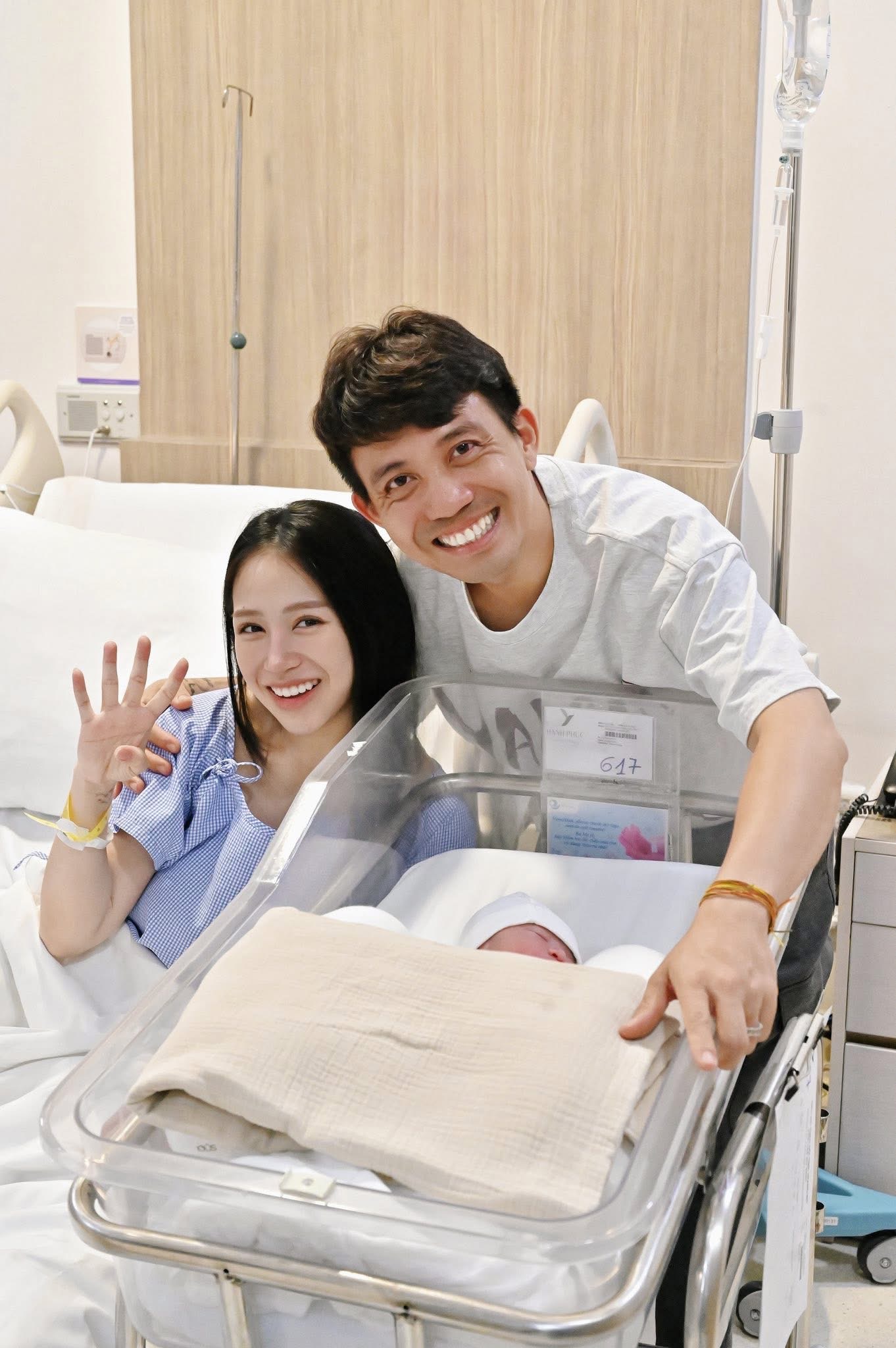 Đại gia Minh Nhựa đưa cả gia đình đến thăm ái nữ mới sinh, một nhân vật xuất hiện trong ảnh gây bất ngờ- Ảnh 3. Đại gia Minh Nhựa đưa cả gia đình đến thăm ái nữ mới sinh, một nhân vật xuất hiện trong ảnh gây bất ngờ- Ảnh 3.