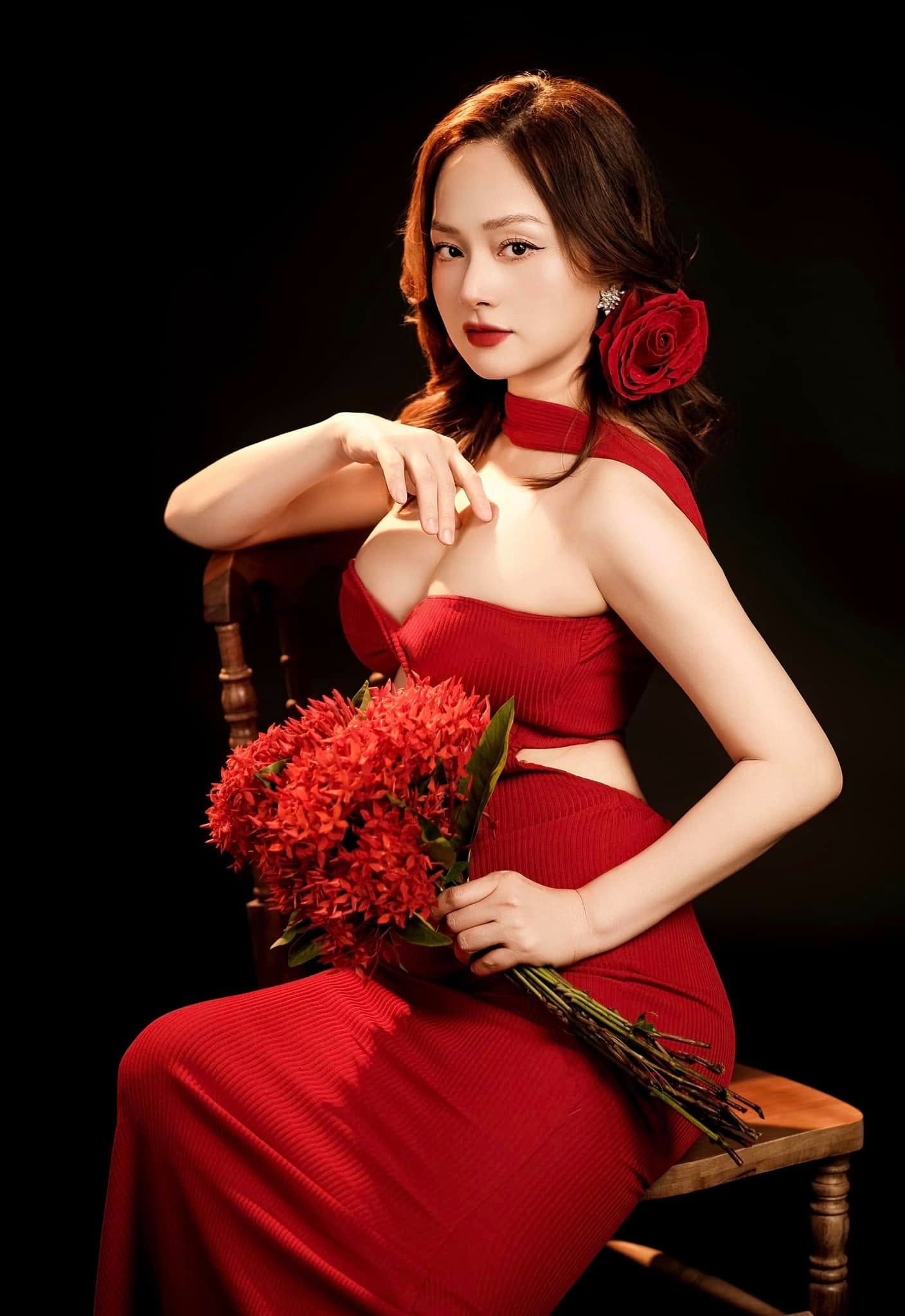 Lan Phương nói gì khi bị mỉa mai cố tình "vạch áo cho người xem lưng"?- Ảnh 1. Lan Phương nói gì khi bị mỉa mai cố tình "vạch áo cho người xem lưng"?- Ảnh 1.