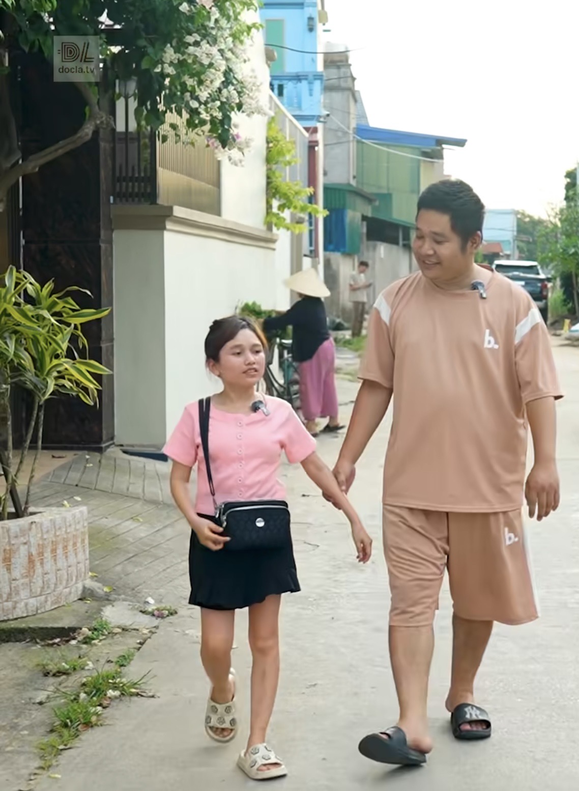 Cô gái cao 1m26 “cưa đổ” chàng trai 1m63 ở Bắc Ninh: Cuộc sống thay đổi bất ngờ - Ảnh 1. Cô gái cao 1m26 “cưa đổ” chàng trai 1m63 ở Bắc Ninh: Cuộc sống thay đổi bất ngờ - Ảnh 1.