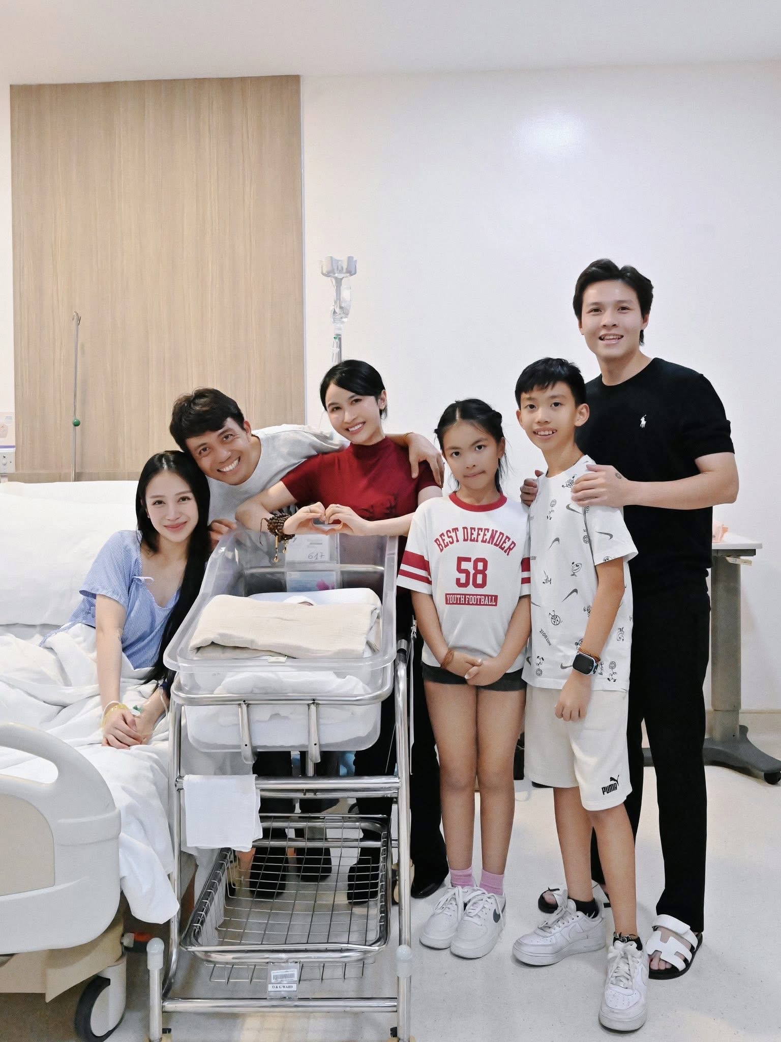 Đại gia Minh Nhựa đưa cả gia đình đến thăm ái nữ mới sinh, một nhân vật xuất hiện trong ảnh gây bất ngờ- Ảnh 4. Đại gia Minh Nhựa đưa cả gia đình đến thăm ái nữ mới sinh, một nhân vật xuất hiện trong ảnh gây bất ngờ- Ảnh 4.