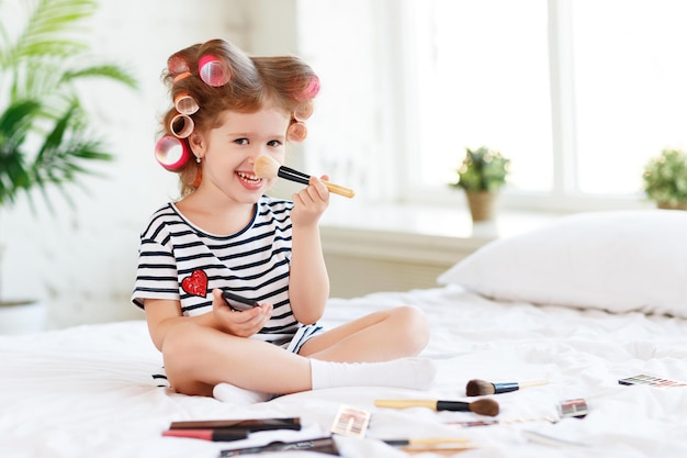 Đừng trang điểm cho con bạn: Ẩn họa đằng sau lớp son phấn tưởng 