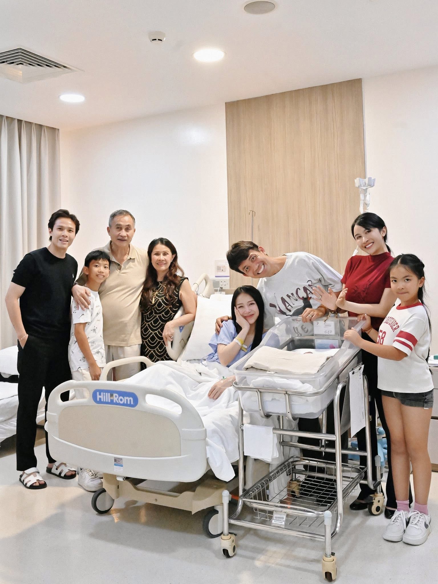 Đại gia Minh Nhựa đưa cả gia đình đến thăm ái nữ mới sinh, một nhân vật xuất hiện trong ảnh gây bất ngờ- Ảnh 1. Đại gia Minh Nhựa đưa cả gia đình đến thăm ái nữ mới sinh, một nhân vật xuất hiện trong ảnh gây bất ngờ- Ảnh 1.