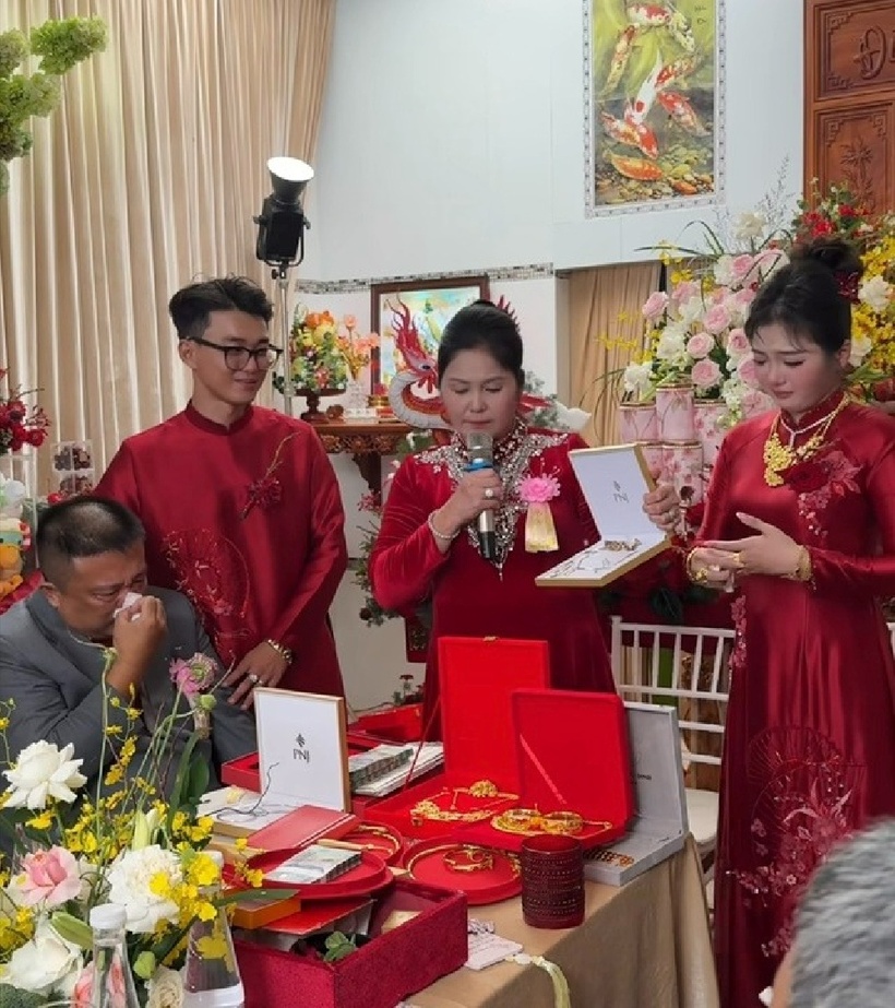 2 cô dâu 10x khiến MXH bùng nổ: Hồi môn toàn tiền với vàng, cưới xong "vỡ mộng" vì toàn phải... làm chủ- Ảnh 3. 2 cô dâu 10x khiến MXH bùng nổ: Hồi môn toàn tiền với vàng, cưới xong "vỡ mộng" vì toàn phải... làm chủ- Ảnh 3.