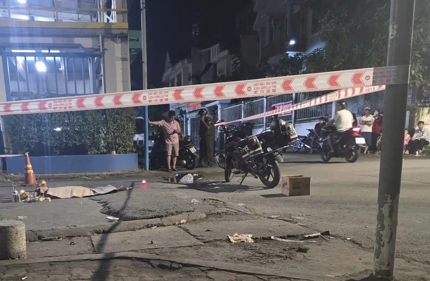 Bé gái 4 tuổi bị taxi công nghệ tông tử vong, người thân ôm con khóc ngất: Camera hé lộ chi tiết thương tâm - Ảnh 1.