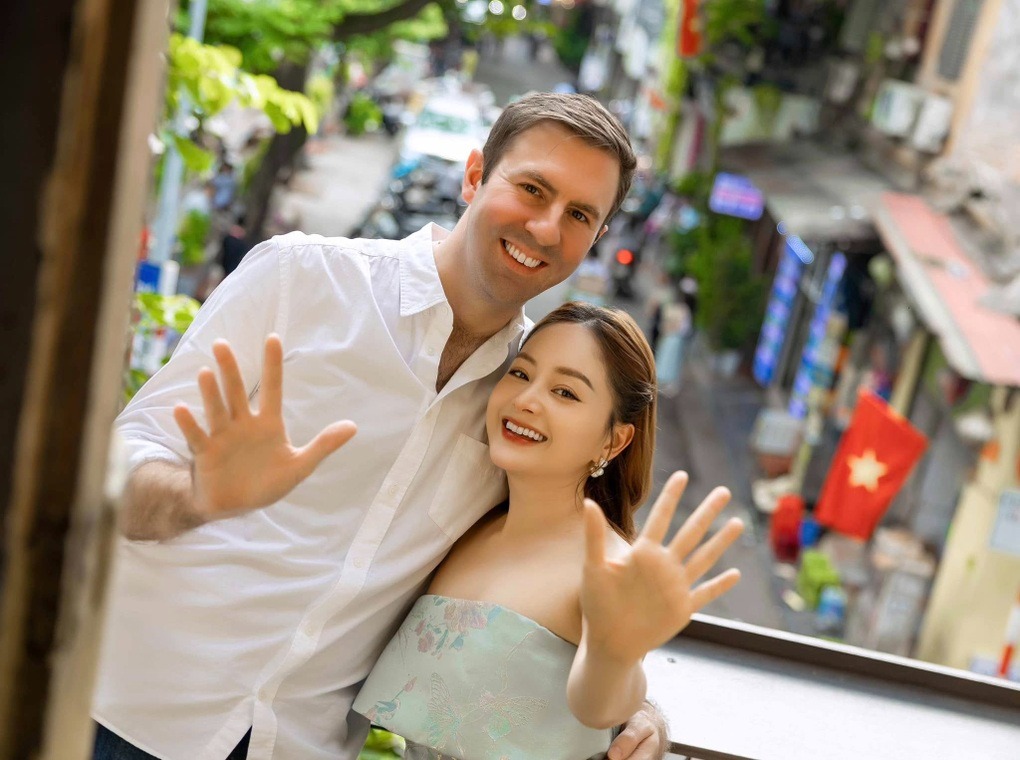Lan Phương nói gì khi bị mỉa mai cố tình "vạch áo cho người xem lưng"?- Ảnh 6. Lan Phương nói gì khi bị mỉa mai cố tình "vạch áo cho người xem lưng"?- Ảnh 6.