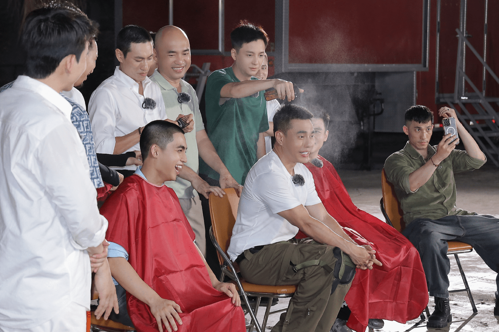 Tập 1 Chiến Sĩ Quả Cảm: Dàn sao sốc vì vụ cháy đột ngột, Lê Dương Bảo Lâm bị "bóc phốt" vì 1 hành động - Ảnh 2. Tập 1 Chiến Sĩ Quả Cảm: Dàn sao sốc vì vụ cháy đột ngột, Lê Dương Bảo Lâm bị "bóc phốt" vì 1 hành động - Ảnh 2.