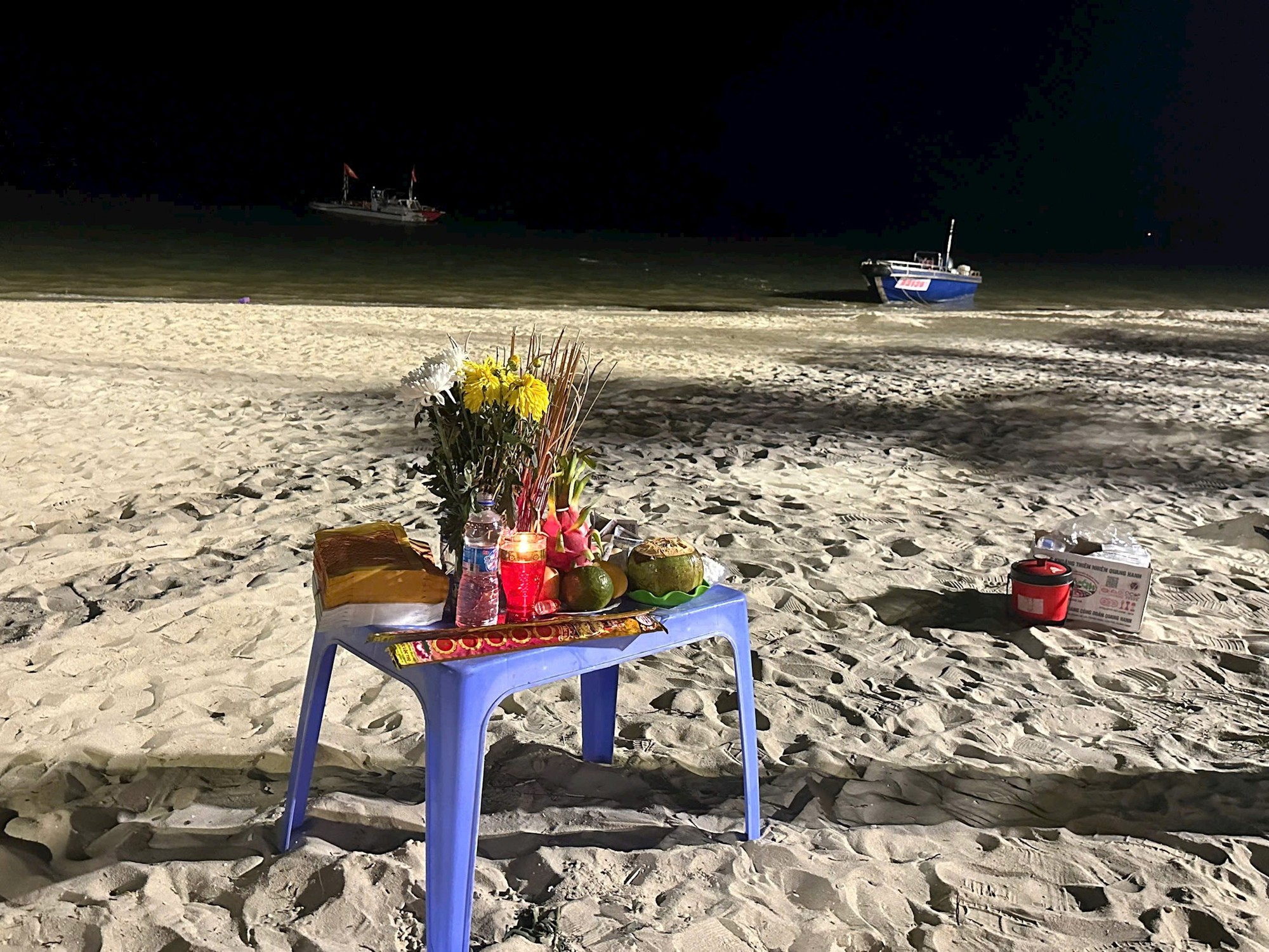 Vụ bố đi tắm biển rồi mất tích, con đứng trên bờ đợi cả tối ở Quảng Ninh: Tìm thấy thi thể người bố - Ảnh 2.