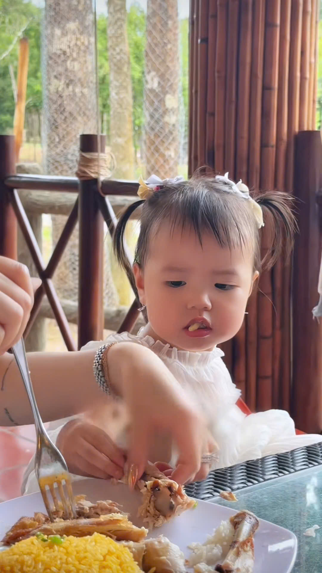 Đưa 2 cô công chúa đi chơi Phú Quốc hàn gắn tình cảm, hot mom Lucie Nguyễn khóc ròng vì rời xa vòng tay chồng trẻ là bão tố- Ảnh 10. Đưa 2 cô công chúa đi chơi Phú Quốc hàn gắn tình cảm, hot mom Lucie Nguyễn khóc ròng vì rời xa vòng tay chồng trẻ là bão tố- Ảnh 10.