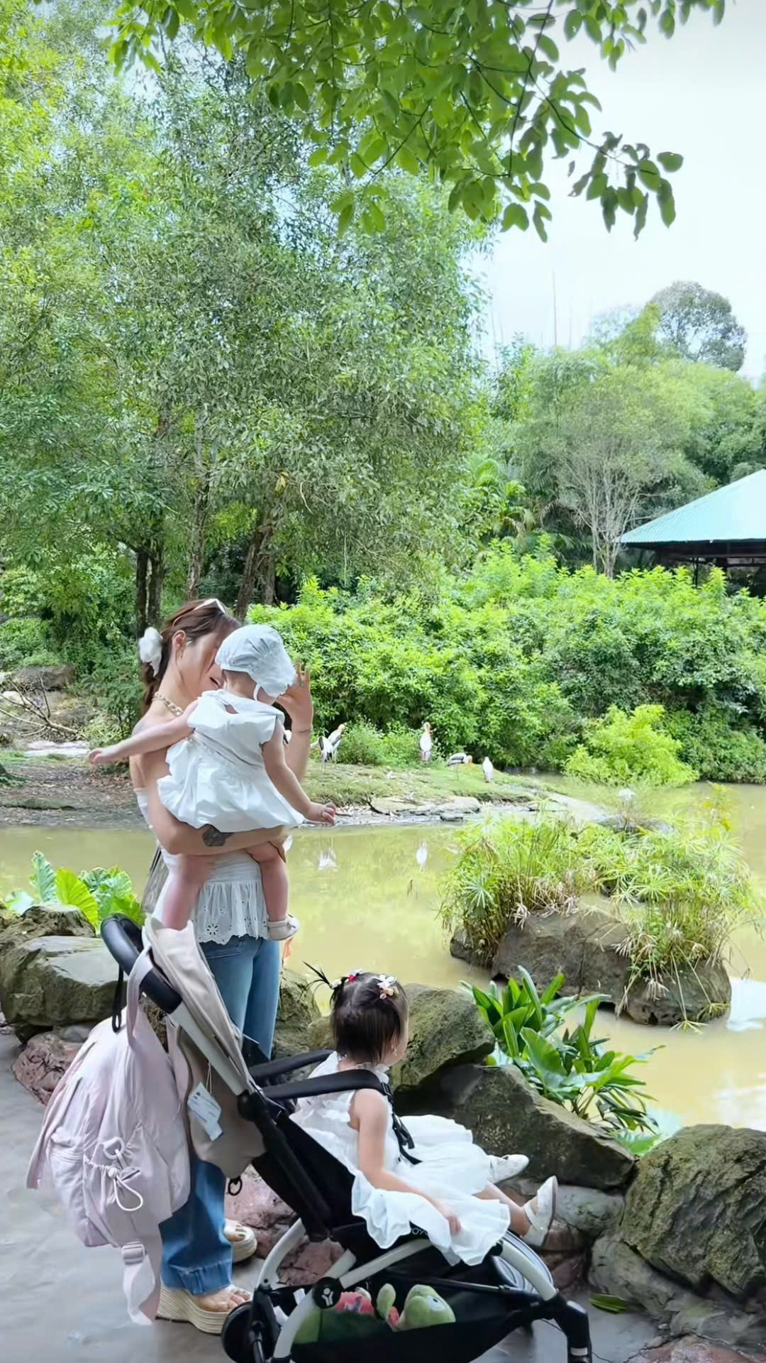Đưa 2 cô công chúa đi chơi Phú Quốc hàn gắn tình cảm, hot mom Lucie Nguyễn khóc ròng vì rời xa vòng tay chồng trẻ là bão tố- Ảnh 5. Đưa 2 cô công chúa đi chơi Phú Quốc hàn gắn tình cảm, hot mom Lucie Nguyễn khóc ròng vì rời xa vòng tay chồng trẻ là bão tố- Ảnh 5.
